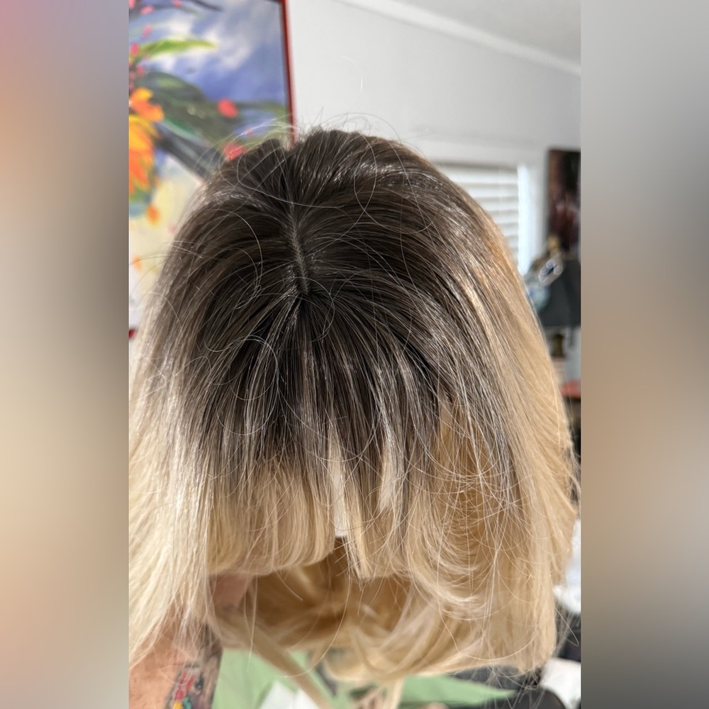 Blonde long layered wig with curtain bangs. - Picture 5 of 11